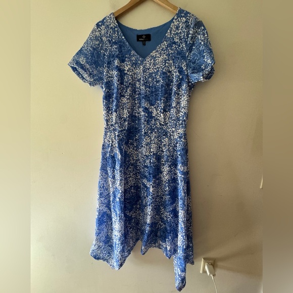 Ronni Nicole Dresses & Skirts - Ronni Nicole Blue and White Stunning Lace Dress Knee Length